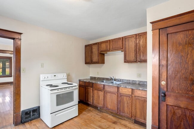 Photo - 209 Appleton St Unit Lower