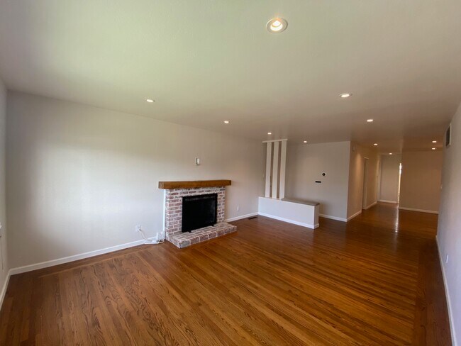 Photo - 1874 Bandoni Ave