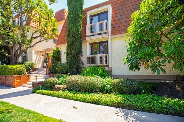 Building Photo - 10470 Riverside Dr Unit 102