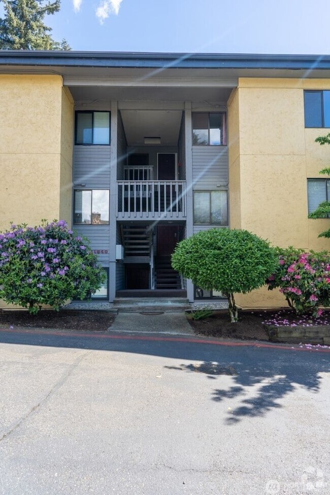 Building Photo - 2Bd/1.75Ba Kirkland Condo Unit A103