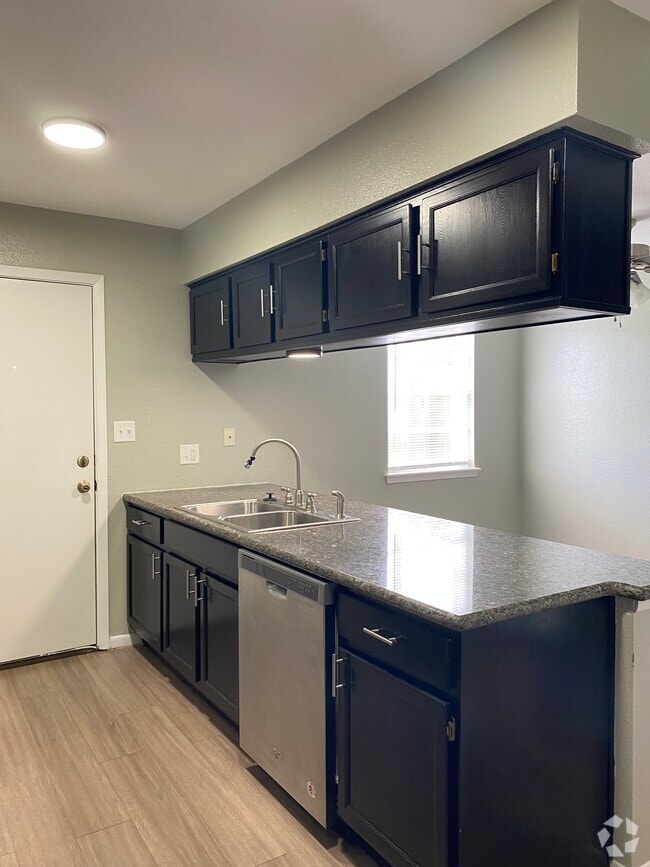 Building Photo - 1500 Elm Ave Rental