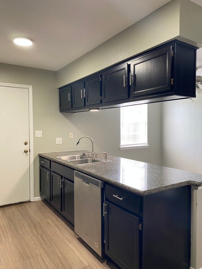 Building Photo - 1500 Elm Ave Rental
