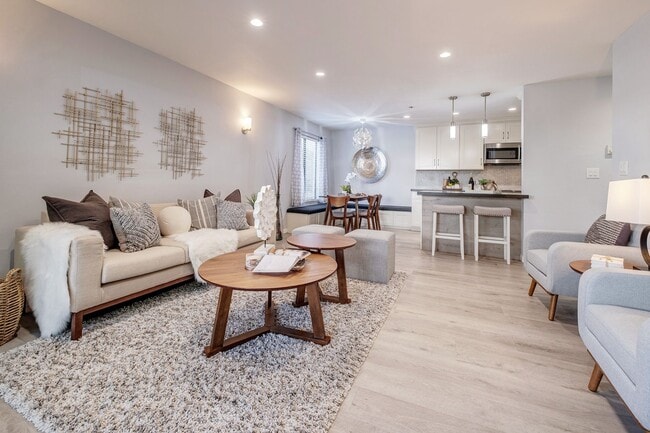 Building Photo - Advent - Low Deposit W/ Laundry & Parking!