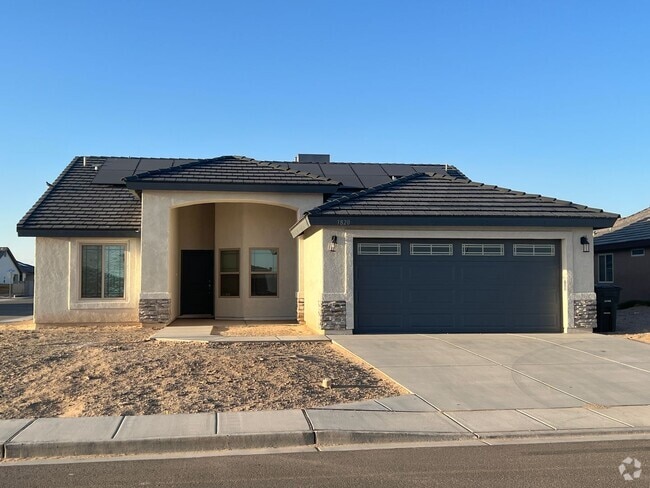 Building Photo - Large Corner Lot home with 3 full size bed...