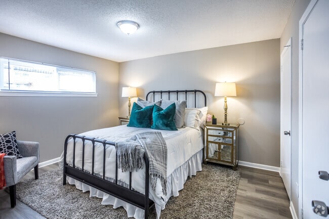 2 BR, 1 BA - 720SF - Bridgeport Manor