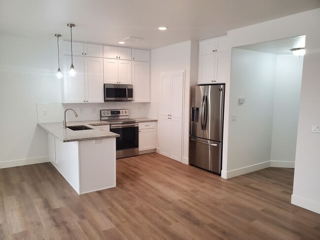 Building Photo - CHECK OUT THIS DARLING 3 BED + Additional office space, 2.5 BATH TOWNHOME IN SUGAR CITY--INTERNET...