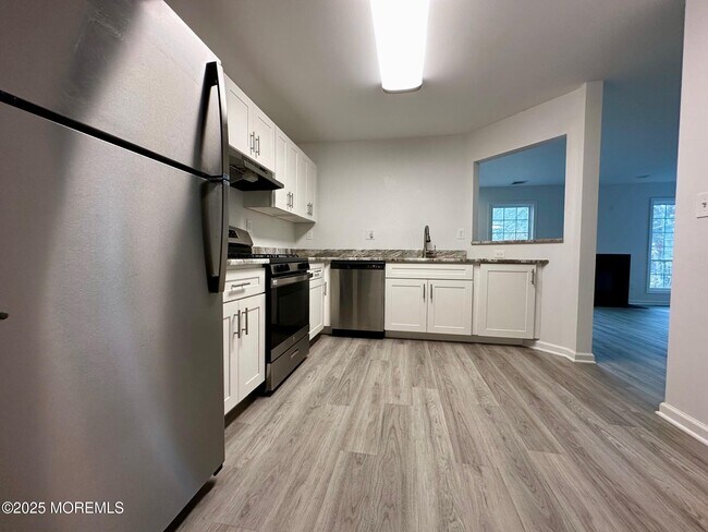 Photo - 373 Yorkshire Pl