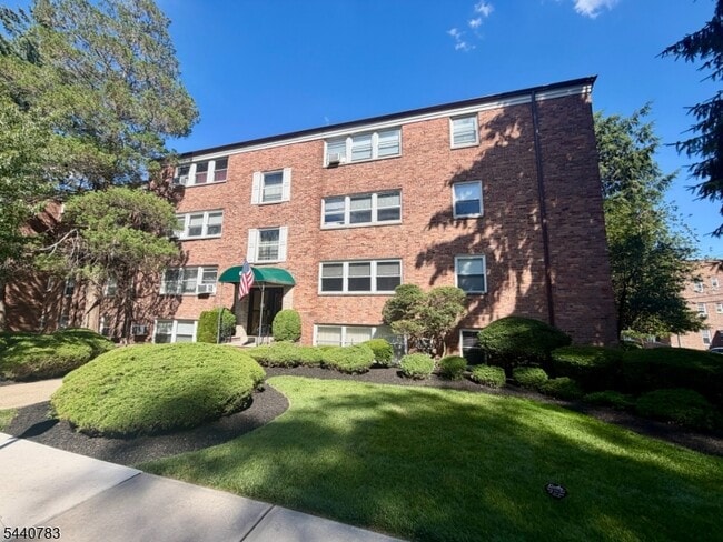 Building Photo - 6 Hillside Ave Unit 2D