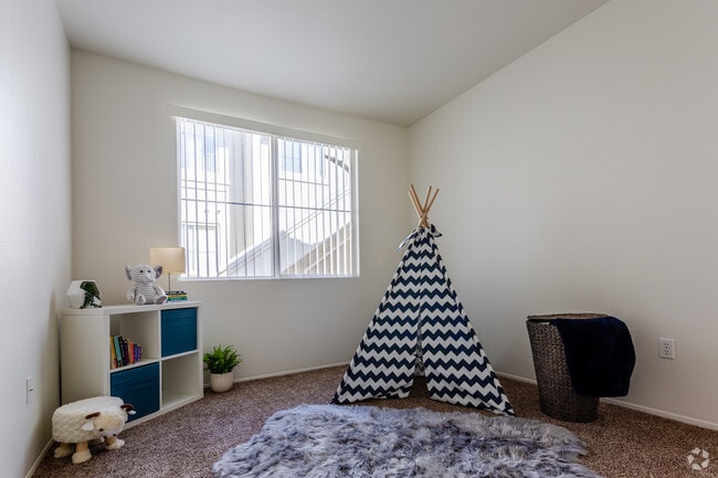 2BR, 2BA - 1148 SF