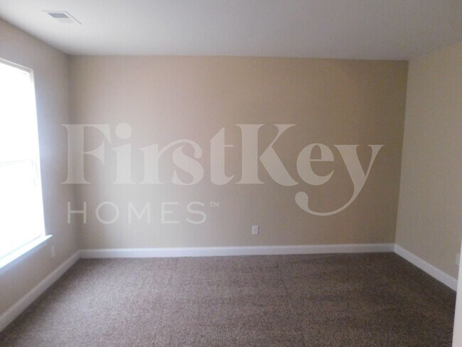 Photo - 610 Leitrim Way