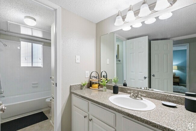 1BR, 1BA - 768SF - Primary Bathroom