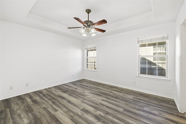 Photo - 201 Green Oaks Loop