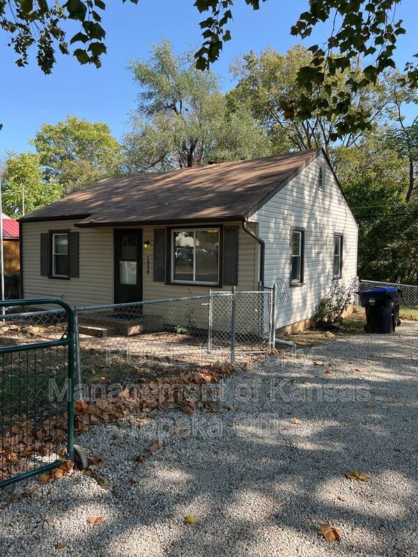 Building Photo - 1926 SE Michigan Ave
