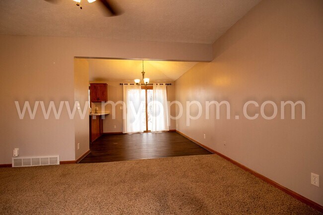 Photo - Must See! Well maintained 3 Bedrooms 2.5 B...