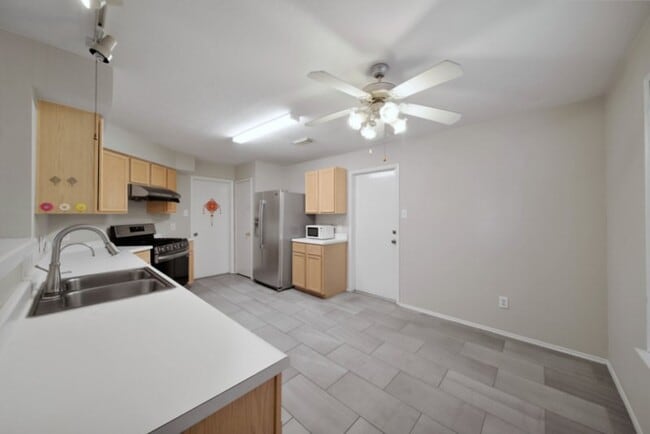 Photo - 8016 Golf Green Cir
