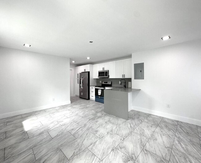 Building Photo - 707 NW 3rd Ave Rental