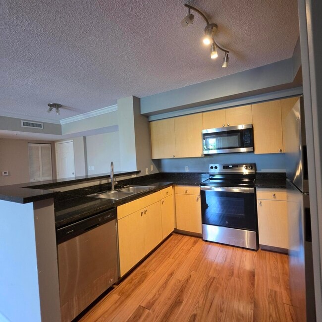 Photo - 1919 Van Buren St Unidad 404a