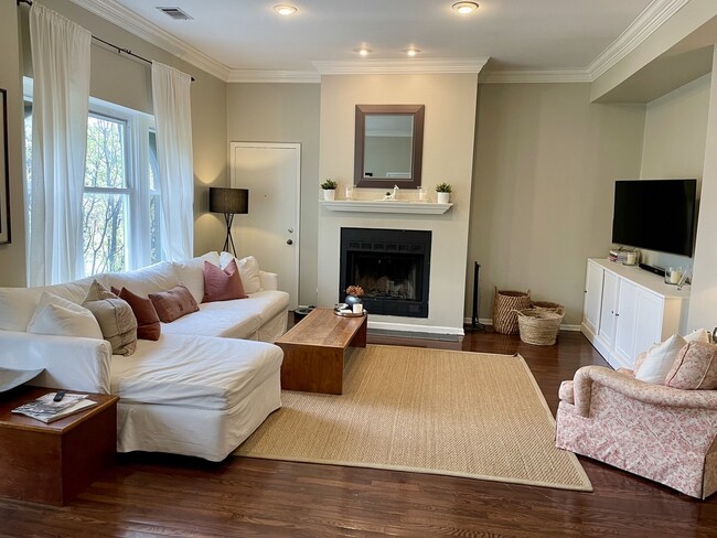 Building Photo - 916 W Wisconsin St Unit #3