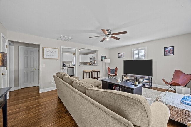 Photo - 1002 Amesbury Rd Casa