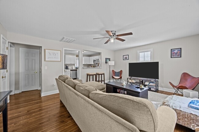 Building Photo - 1002 Amesbury Rd Rental