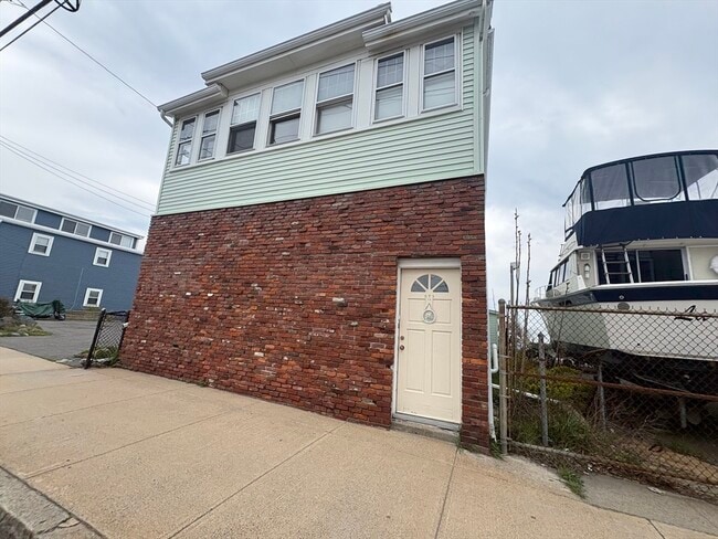 Building Photo - 573 Shirley St Unit 2