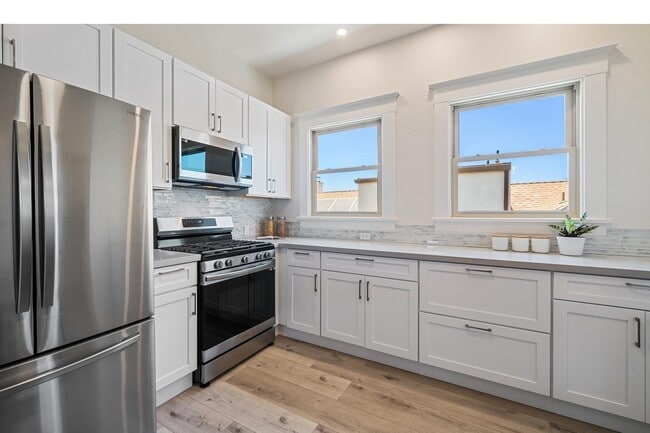 Photo - 684 Apgar St