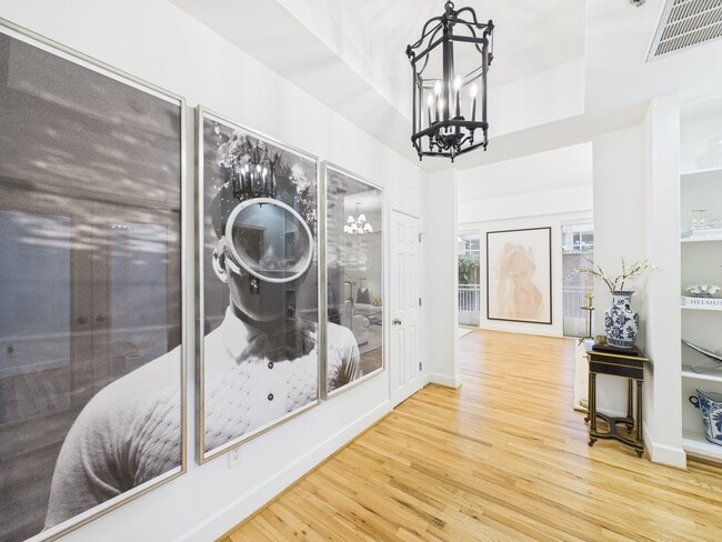 Building Photo - 2520 Robinhood St Unit 506