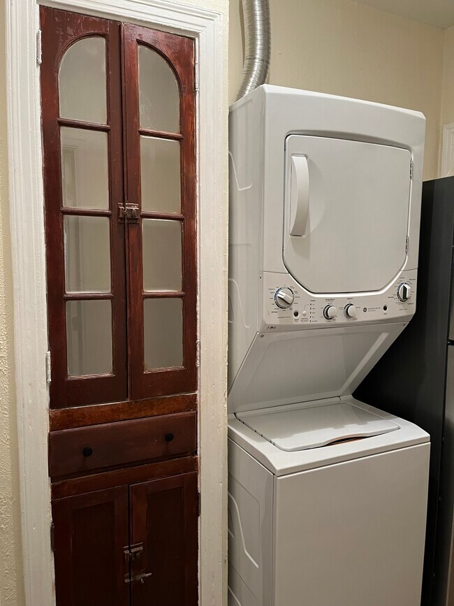 Antique built-in and laundry center - 1645 V St SE Apartamentos Unidad #One