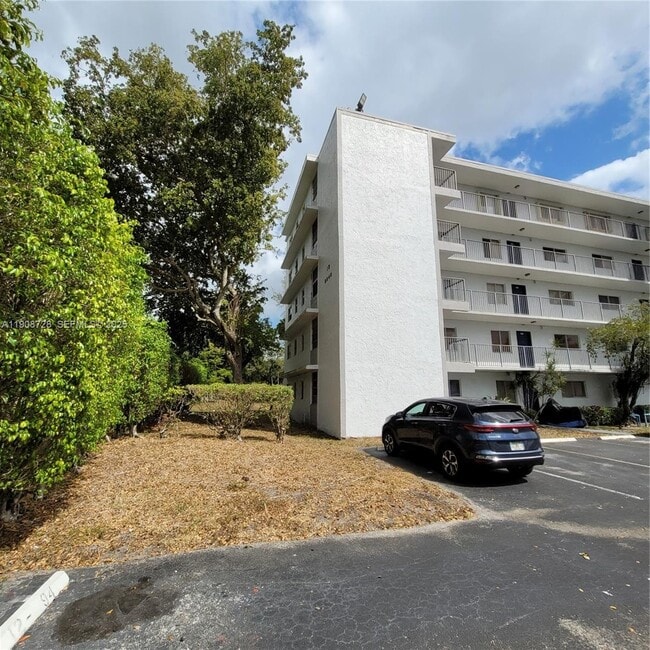 Building Photo - 8540 N Sherman Cir Unit 101