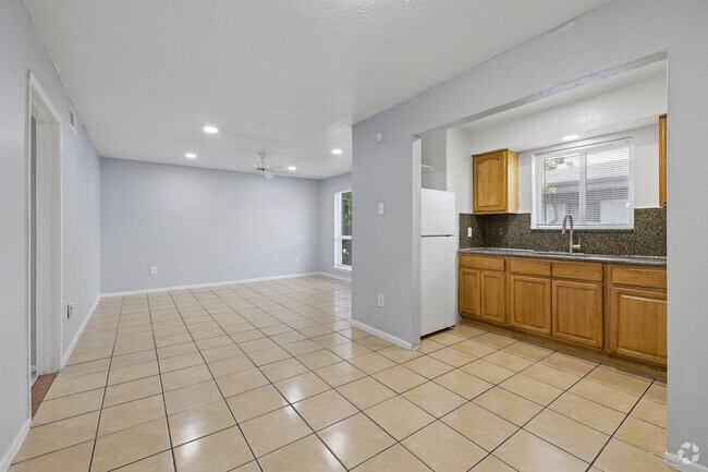 2BR, 1BA - 875SF - Kitchen