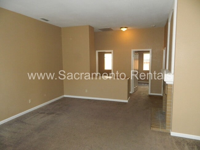 Photo - Nice 3bd/2ba Home with 2 Car Garage near Roseville Galleria