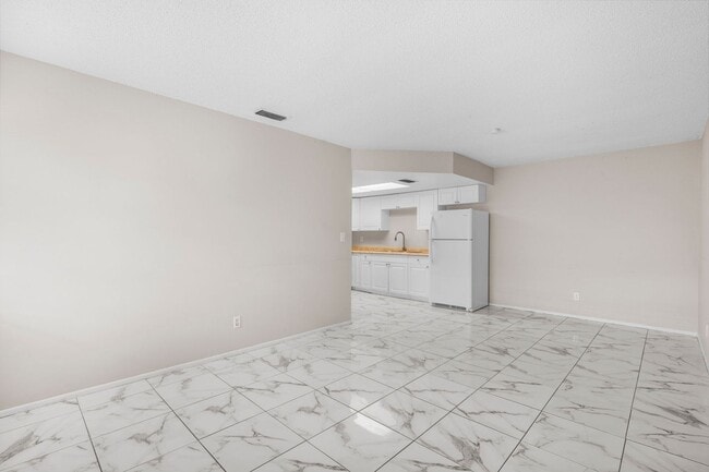 Building Photo - 3656 Seminole Ave Unit 3660 Seminole Ave #28