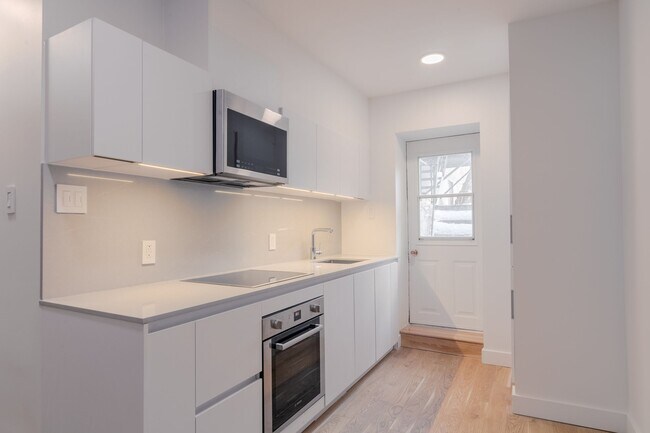 Building Photo - 4930 Ch Queen-Mary