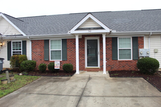 Building Photo - 540 Edgecliff Ln Rental