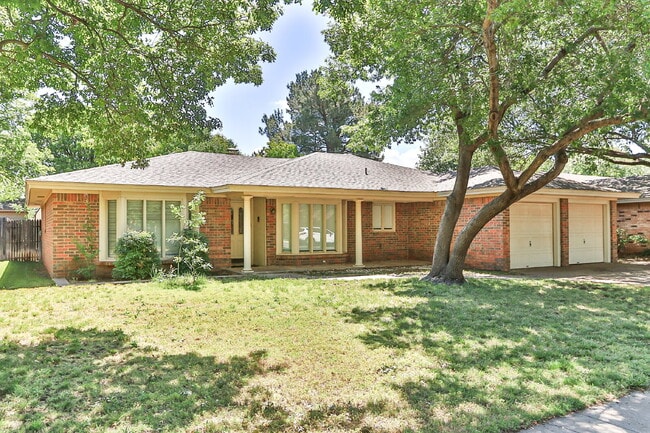 Building Photo - 2 Large Living areas! Approximately 2100 S... Rental
