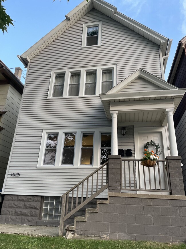 Building Photo - 1025 E Hamilton St Unit Upper