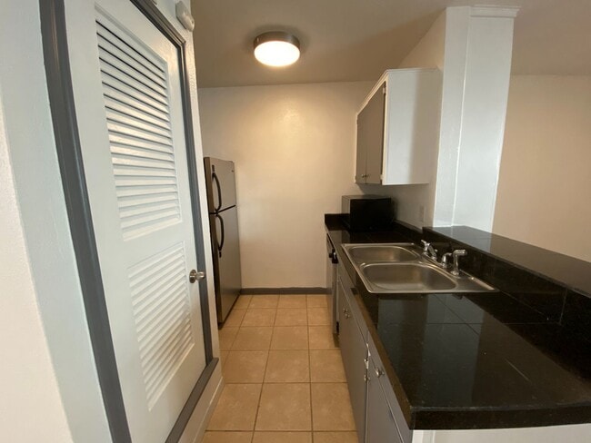 Photo - AVAILABLE: 2 BR-1 BA Hyde Park Condo / Laminate Wood Floors / Close to UT and Downtown