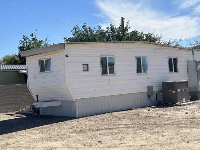 Building Photo - 2060 S Nelson Dr