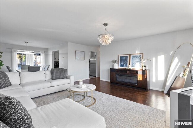 Photo - 557 Market St