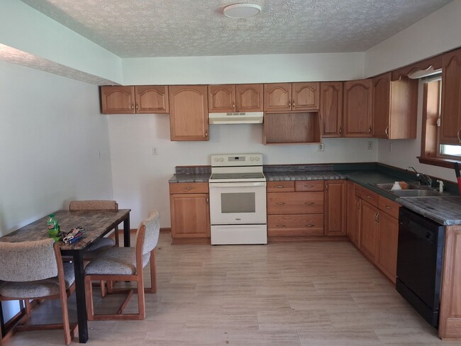 Building Photo - 493 Brookside Dr