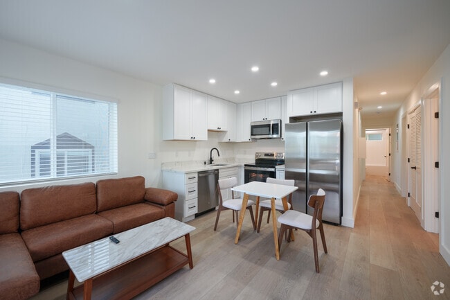 5BR, 2BA - 1000SF - Living Room