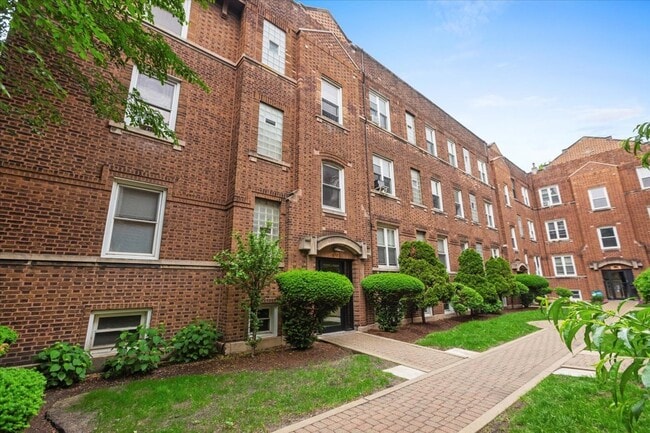 Photo - 654.5 W Oakdale Ave Condo Unit 3W