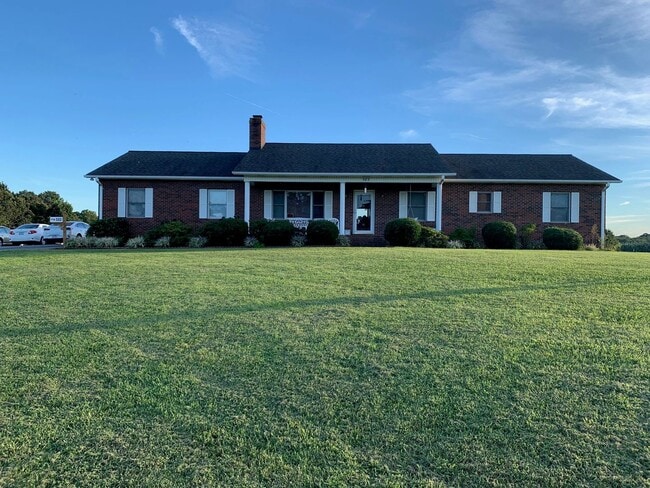Building Photo - Peaceful Country Living