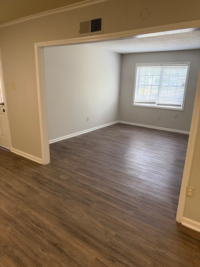 Photo - 505 S Main Ext