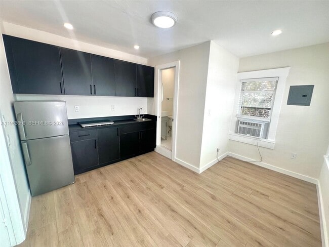 Building Photo - 229 NE 25th St Unit 229