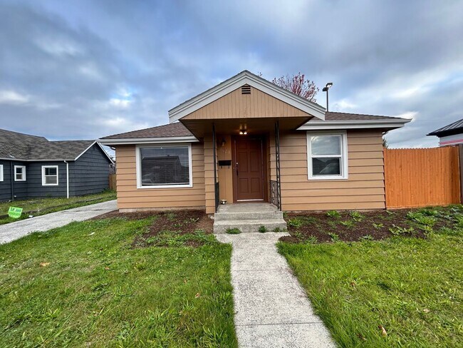 Completely Updated 2 bedroom 1 bath home w... - Completely Updated 2 bedroom 1 bath home w...