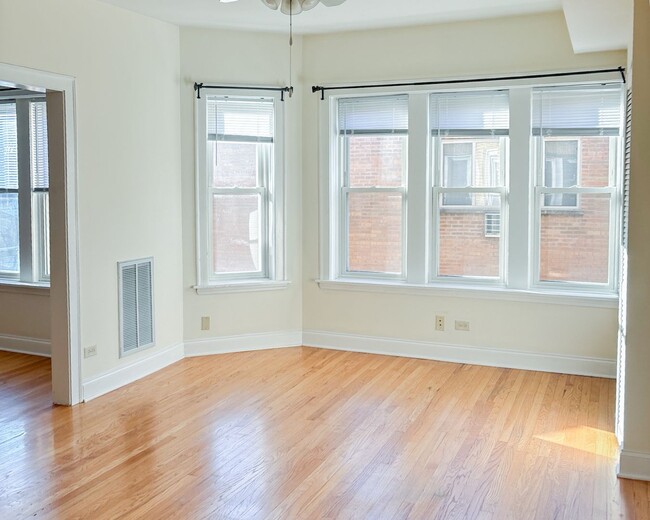 Photo - 4808 N Paulina St Unidad 2W