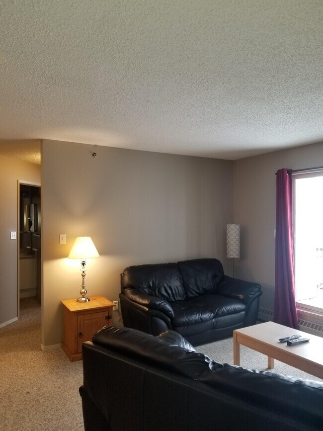 Building Photo - 10405-10405 99 Ave