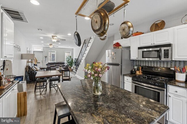 Photo - 2139 Montrose St
