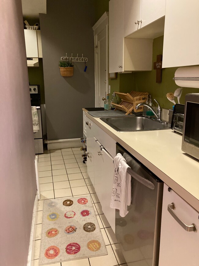 Kitchen - 153 Strathmore Rd Unit 14